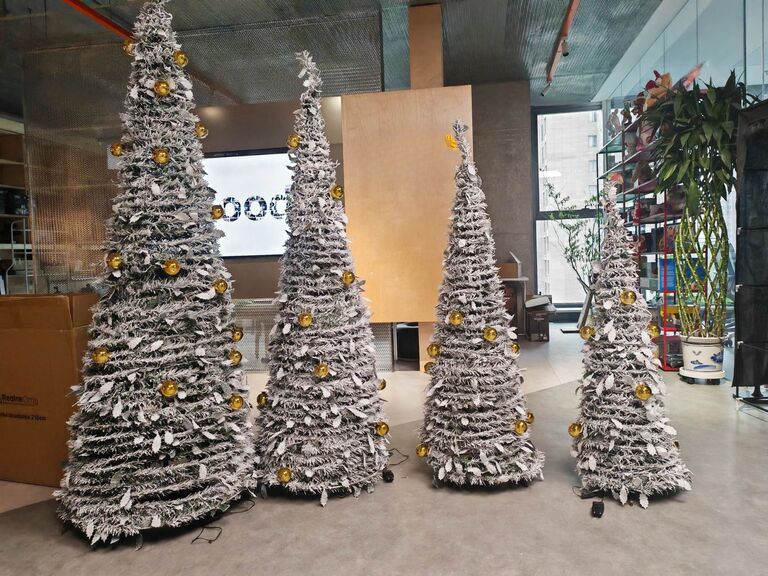 Choinka Świąteczna Udekorowana Ozdobna Gotowa Składana 180 cm Lampki Bombki (12)
