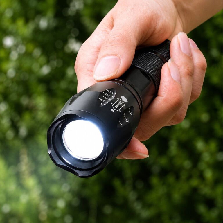 Latarka Taktyczna Led T6 Wodoodporna Wojskowa 10W 200Lm Mocna Zoom 300m (10)